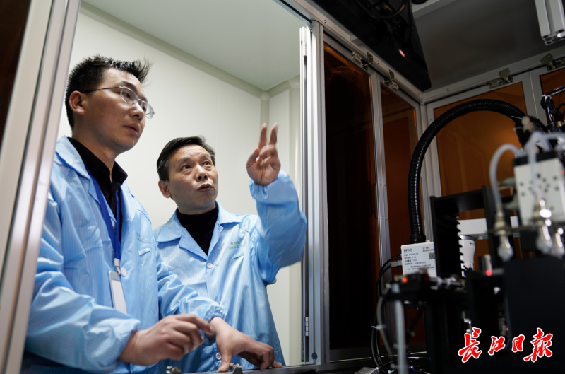 光器件温度波动0.1℃，就会影响5G信号稳定，他用18年攻关精准控温“芯”难题